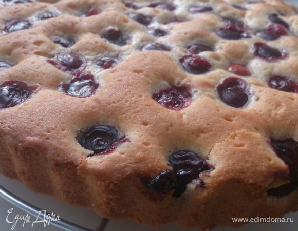 Полностью остудить пирог на решетке, нарезать квадратиками и посыпать сахарной пудрой. 