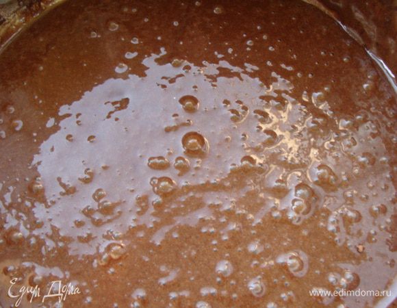 Взбить 2 белка с оставшимся сахаром, аккуратно ввести в масляно-мучную смесь. Вылить в форму, застеленную пергаментом и запечь при температуре 180 гр. около 20-30 минут.Охладить.