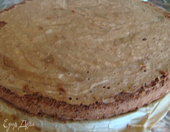 Бисквит отделить от формы. Взять блюдо, в котором мы будем делать суфле и отрезать бисквит необходимого диаметра.