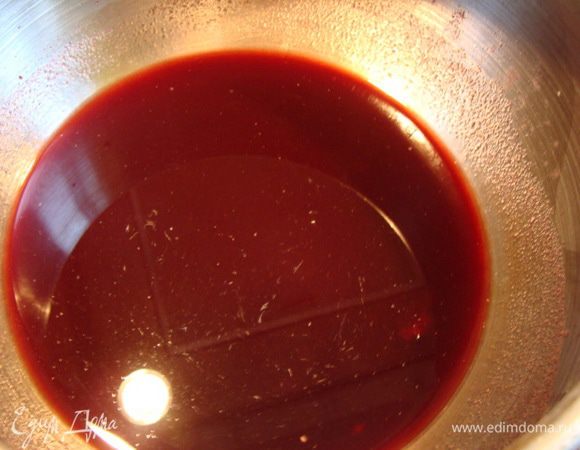 Готовим мусс-суфле.2 ч.л  Агара замочить в 50 мл воды.
В кастрюльку с толстым дном налить 100 мл вишневого сиропа. Я брала от вишневого варенья и он уже был сладким. Поэтому я добавила 100 грамм сахара. Если брать вишневый сок, то сахара понадобиться в два раза больше!!!