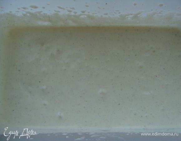 Взбить охлажденные 300 мл сливок с 3 ст.л сахарной пудры до мягких пиков. Вмешиваем половину очищенной черешни. Оставляем при комнатной температуре. 