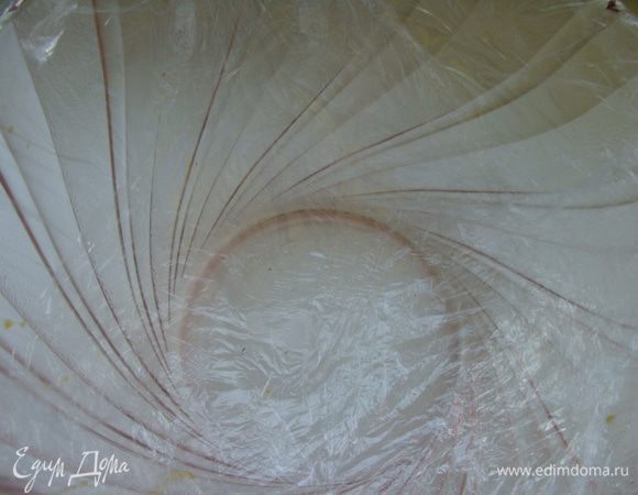 Глубокое блюдо с широкими краями, у меня салатник, застилаем пищевой пленкой, так, чтобы она свисала с краев.