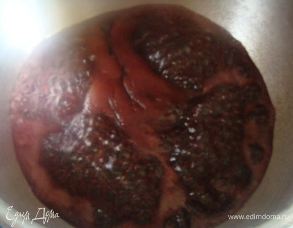 Ставим кастрюльку с сиропом на огонь, добавляем замоченный агар. Как только масса начала пениться, снимаем с огня и насыпаем сахар. Варим минут пять, пока сироп немного загустеет. Проверяем это так: ложку с сиропом приподнимаем над кастрюлькой, если с нее тянется тонкая ниточка, значит готово.