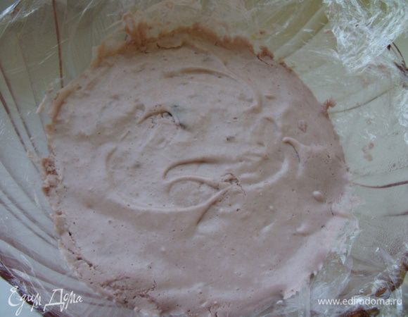 Взбиваем 2 охлажденных белка до устойчивого состояния. Не переставая взбивать, вливаем под лопасти миксера сироп с агаром.
Скорость максимальная. И тут же вливаем взбитые сливки. Все тщательно перемешиваем миксером. Быстро выливаем в подготовленную емкость.