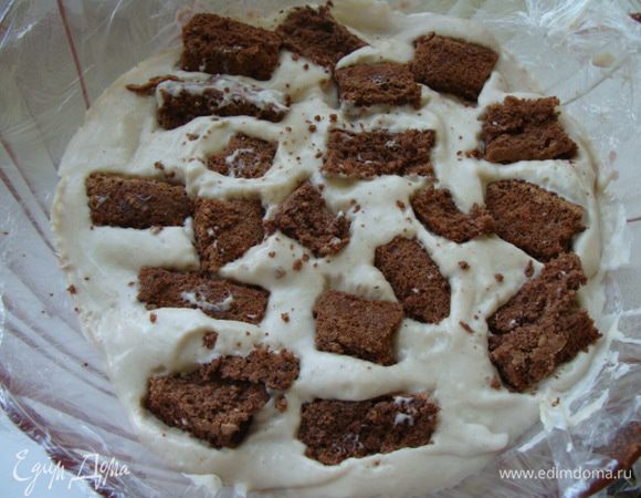 Столовую ложку натурального молотого кофе (Мне нравится Sati, купаж арабики с четырех разных стран, обладающий бархатным вкусом) высыпаем в турку заливаем 100 мл воды и варим.
Те, кто не любит запах кофе в выпечке, можно этого не делать. 
Кофе отцедить, вылить в кастрюльку с толстым дном, добавить 1 ч.л. агара, замоченного в 50 мл воды. Нагреть до растворения агара и вылить во взбитые 100 мл сливок с 2 ст.л сахарной пудры.
Выливаем эту смесь поверх предыдущего слоя.Ломаем на него обрезки бисквита и слегка утапливаем.