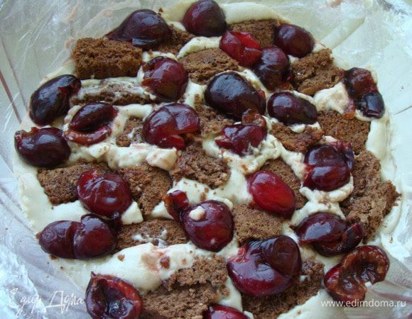 Сверху выкладываем кусочки черешни.