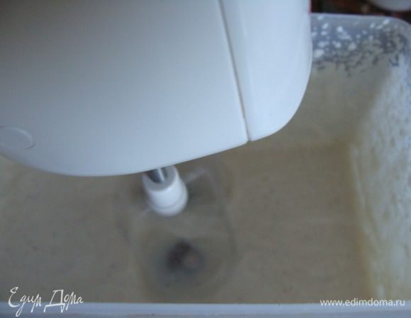 Неполную чайную ложку Агара смешать с 50 мл воды Нагреть и влить в предварительно взбитую сметану с ванильным сахаром. Скорость вращения миксера высокая. Взбиваем пока масса немного загустеет и выливаем сверху черешни с бисквитными кусочками.