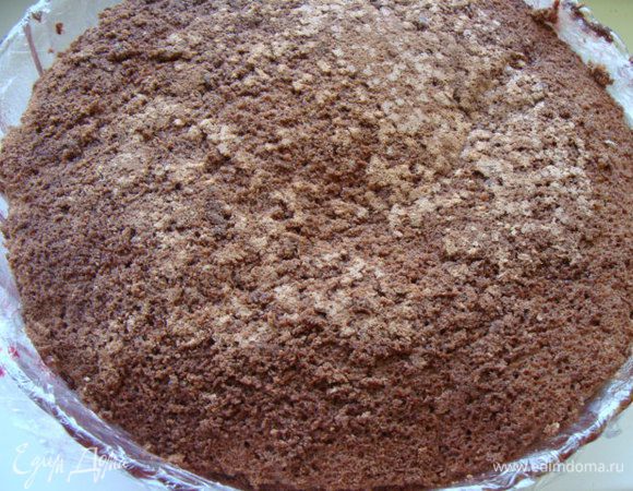 Бисквит пропитываем 100 мл вишневого сиропа. И помещаем сверху.