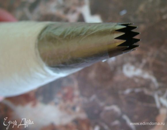 Украшала с помощью насадки "Звездочка", поместив крем в кондитерский мешок.