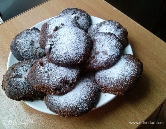 Формируем кружечки или ромбики на ваш вкус. Можно сразу раскладывать на противень и выпекать.Духовка должна быть разогрета до 180 градусов.Выпекать минут 12-15,зависит от духовки. Печеньки увеличатся в размере,оставите для них пространство.Готовую шоколадную вкуснятину посыпать сахарной пудрой. Приятного аппетита!!!