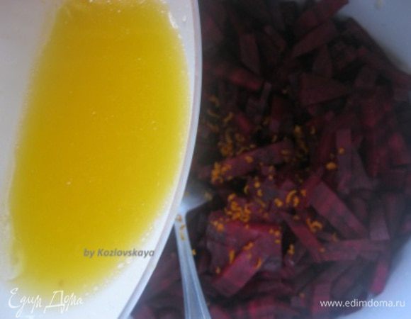 В кастрюле смешать нарезанную свеклу, спассерованные лук и чеснок, сок апельсина и цедру апельсина, соль и бульон.
Довести до кипения, уменьшить огонь, добавить уксус . 
Варить 10 минут.