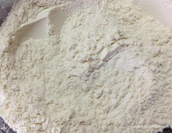 Соединим в миске просеянную муку, разрыхлитель, соду и соль.