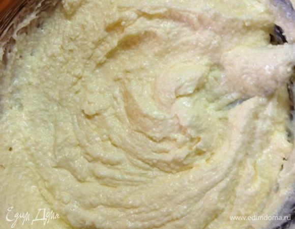 В отдельной посуде взобьем сливочное масло комнатной температуры и сахар до легкой пушистой массы. 