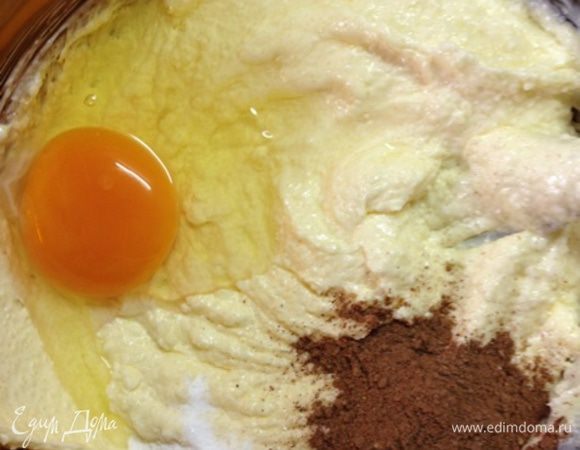 Добавим специи, ванилин и яйцо. Хорошенько перемешаем.