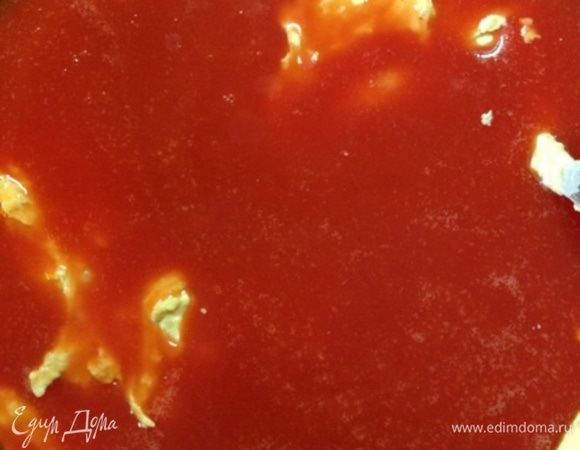 Всыплем в масляную смесь половину муки, перемешаем, затем вольем томатный сок, снова перемешаем. 