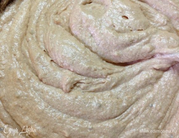 Добавим оставшуюся муку и в последний раз все перемешаем.