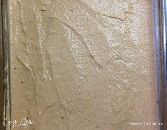 Выкладываем тесто в смазанную маслом форму и разравниваем его. Я на дно застелила пергамент и промаслила стенки формы. 