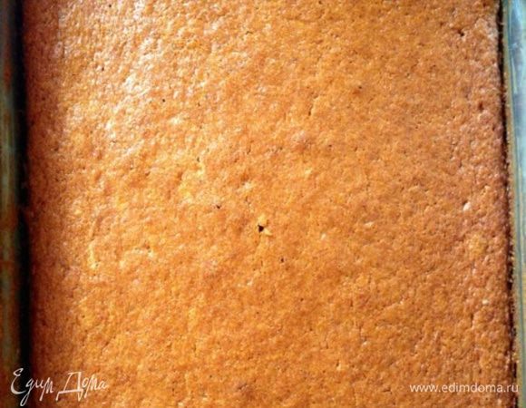 Ставим в духовку минут на 30-35. Готовность определяем по "сухой спичке".
Вынимаем пирог из духовки, даем немного остыть.