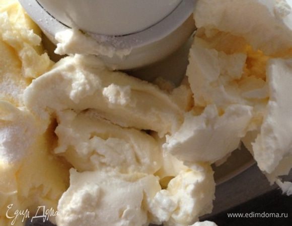 А пока займемся глазурью.
Комнатной температуры сливочный сыр и масло взбиваем с ванилином до получения однородной массы. Затем постепенно всыпаем сахарную пудру, пока глазурь не станет пушистой и не загустеет. Может, вам понадобится пудры меньше или больше.