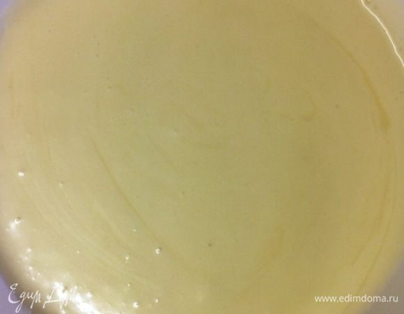 Должна получиться глазурь по цвету и консистенции напоминающая сгущенное молоко.
Ставим глазурь в холодильник, пока пирог остывает.