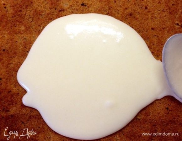 После полного остывания пирога наносим по всей его поверхности глазурь.