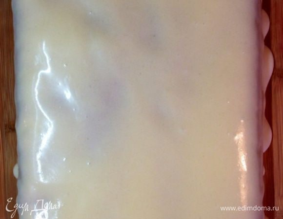 Ставим пирог в холодильник до схватывания глазури. Я оставила на ночь.