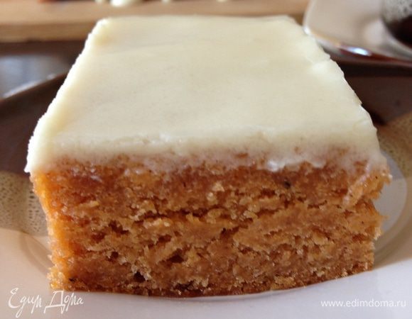 Пирог очень вкусный, его не стыдно предложить даже к праздничному столу самому разборчивому гостю!!!
Вчера приезжала сестра, попробовала и сказала, что невероятно вкусно, напоминает коврижку, только вкуснее!!! От глазури вообще в восторге была. Сразу попросила рецепт. Но самое многоговорящее было то, что мой 6-летний племянник, который всегда ограничивается парочкой укусов от кусочка любого торта или пирога, попросил добавки!!!! И на наше удивление сказал, что "коричневенькое" ему больше понравилось, чем беленькое))))) Так что пряное тесто не отпугивает даже деток!!
Смело пеките и наслаждайтесь!! 