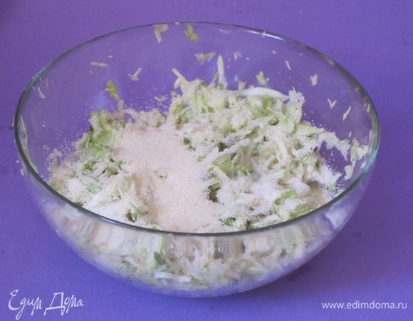 Хорошо перетереть. Посолить, поперчить. Всыпать манную крупу, перемешать.