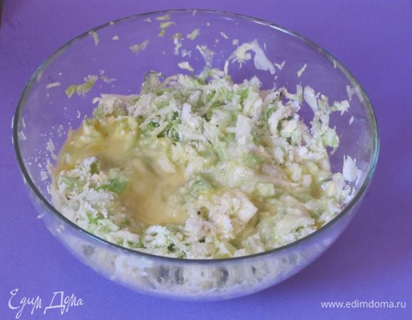 Взбить яйца вилкой, добавить в капусту.