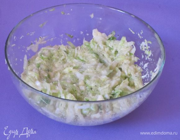 Хорошо перемешать, оставить на 15-20 минут для того, чтобы манная крупа набухла. Если масса жидковатая, то можно еще добавить манки.