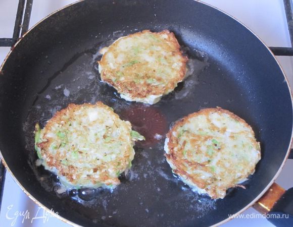 Обжарить оладьи на растительном масле до румяной корочки с обеих сторон.