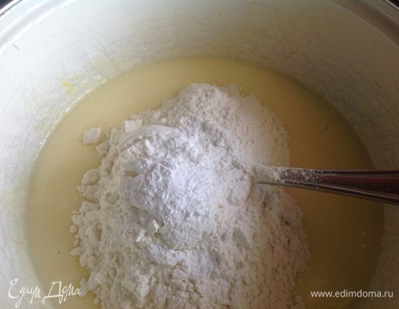 Добавьте муку, соль и разрыхлитель, хорошо перемешайте.