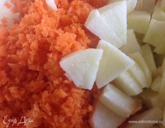 Морковь очистите и натрите на крупной терке. Яблоко очистите, удалите сердцевину, нарежьте кубиками.
