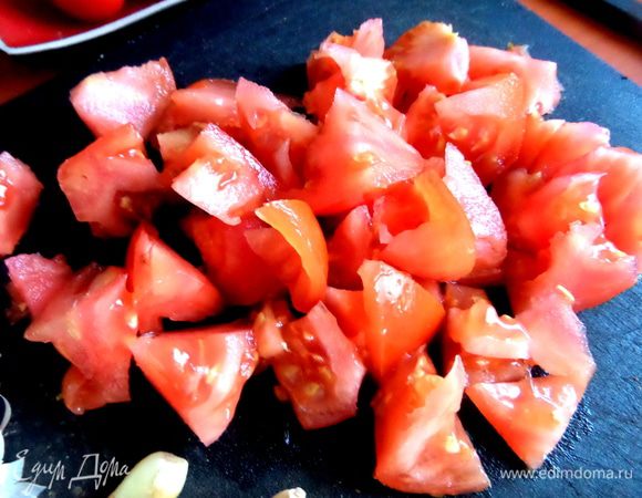 Томаты (мои весили 400 г) помыть,крупно хаотично нарезать.