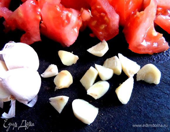 Чеснок тоже очистить,крупно нарезать.