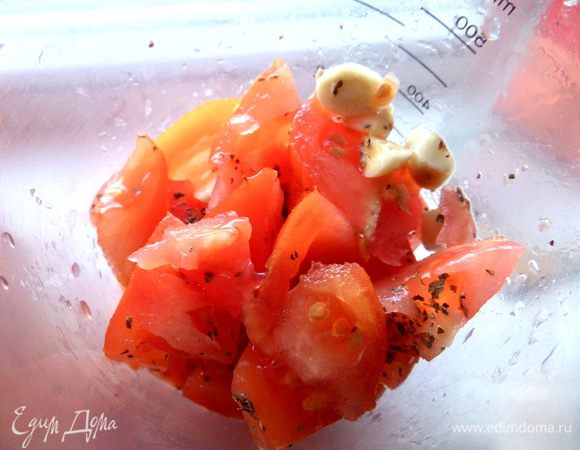 Поместить всё в чашу блендера...Водку можно уже влить,но я решила использовать отжимки в суп или ещё куда,поэтому доливала её позже!