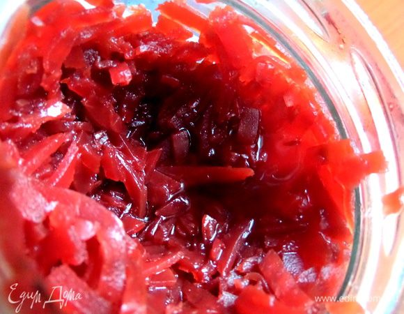 Джейми и это предусмотрел и предлагал добавить заранее свекольную дольку. У меня же всегда летом куплена маринованная свекла в банке...