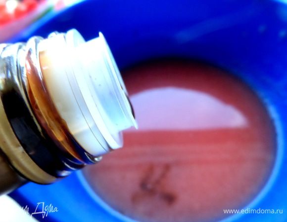 Немного бальзамического уксуса плеснём. У Джейми столовая ложка,но сначала он пошутил,что выльем всю бутылочку)))!!!!