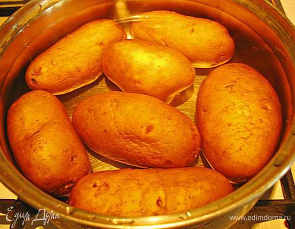 Положить картофель в кастрюлю заливаем холодной водой и ставим на огонь. Даем воде закипеть и варим картофель 20 минут. Но лучше через 20 минут попробовать картофель на мягкость, т.к. разный картофель имеет разное время варки.  Мне еще нравится за 5 минут до окончания варки положить соль, перец горошком и лавровый лист, но это на ваше усмотрение.  