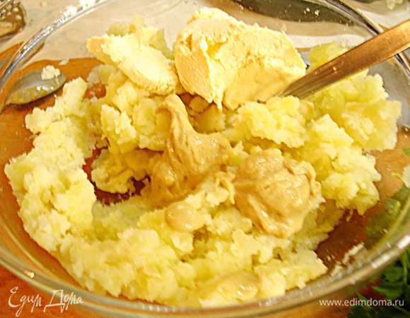 Вынутую часть картофеля размять. К размятой мякоти картофеля добавить сливки, горчицу, соль, перец. Совет горчицу кладите постепенно и ориентируйтесь на ваш вкус, в ингредиентах я указала ее не отступая от оригинального рецепта.  