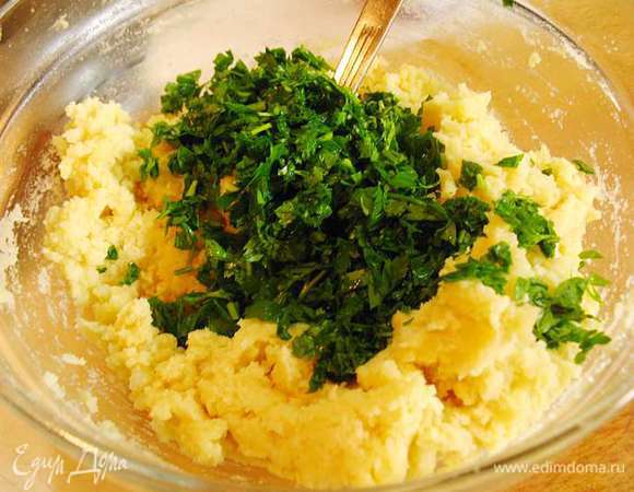 Мелко режем петрушку и добавляем ее к картофельно-горчичной массе. Перемешиваем. 