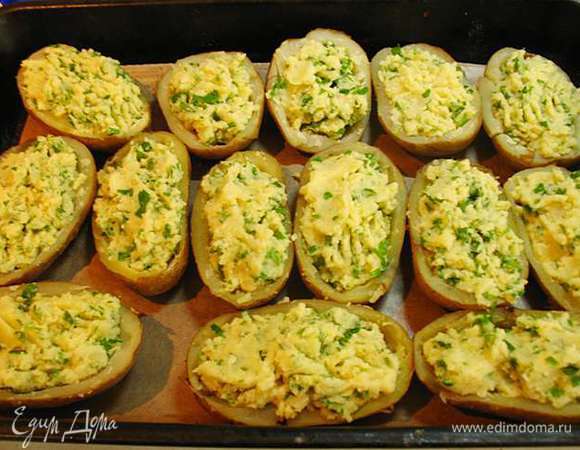 Дно наших лодочек посыпаем немного сухарями с пармезаном. Сверху кладем картофельно-горчичную массу. 