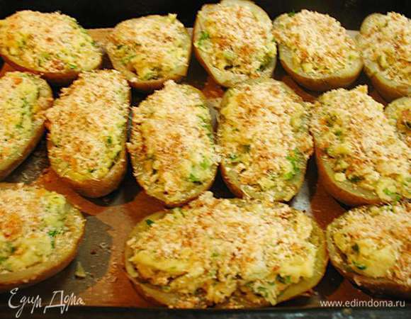 Заполненные лодочки посыпаем сухарями и пармезаном. Ставим в разогретую до 180 градусов духовку и выпекаем в течении 10-15 минут. 