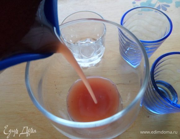 Разливаем по рюмкам или бокалам...