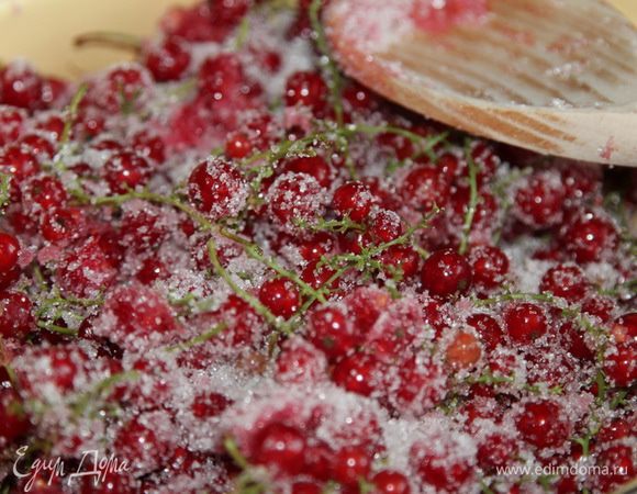 Добавляем 1 кг сахара и перемешиваем.