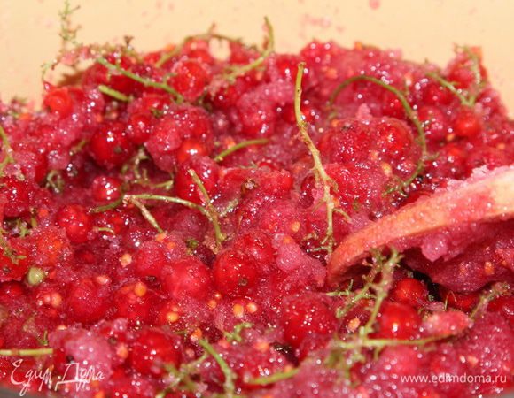 Периодически перемешиваем на протяжении 10 минут, пока сахар не начнет мокреть.