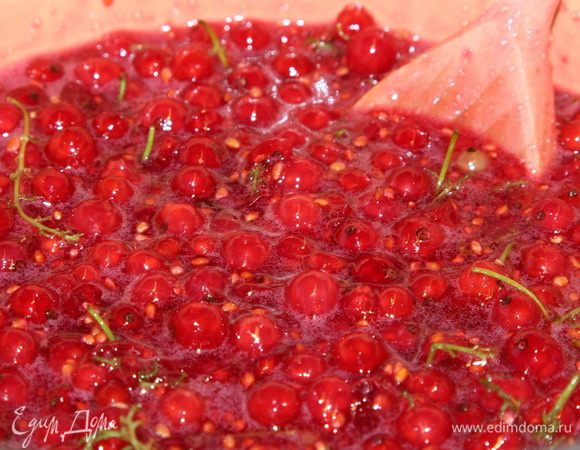 Теперь начинается самое интересное: включаем сильный огонь, ставим емкость на огонь, вооружаемся деревянной ложкой с длинной ручкой и включаем таймер на 8 минут. Начинаем интенсивно перемешивать наше варенье. На 3 минуте это имело такой вид.