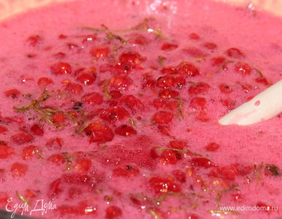 На 5 минуте варенье начало сильно пузыриться, ягоды лопаться и это уже имело такой вид.