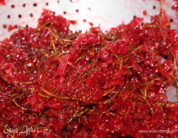 Затем я уже не фотографировала, потому как мешать нужно интенсивно и непрерывно. Просто опишу: мешать нужно быстро потому как пена сильно поднимается, через минуты полторы она осела, а сироп стал угрожающе булькать крупными пузырями. Как только таймер звякнул, сняла с плиты, вывалила в дуршлаг и протёрла. Это остатки такие получились.