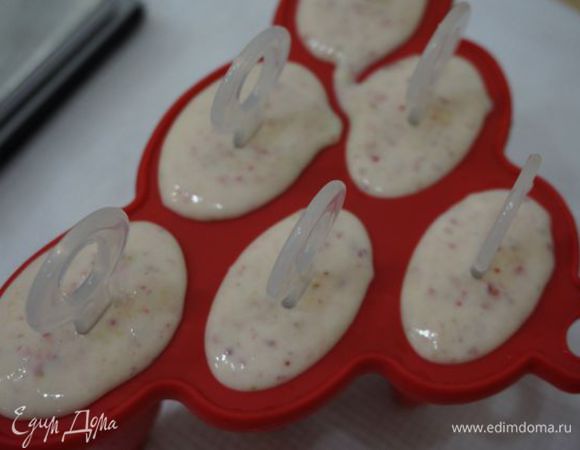 Разливаем в формочки или просто в пластиковый контейнер, замораживаем.